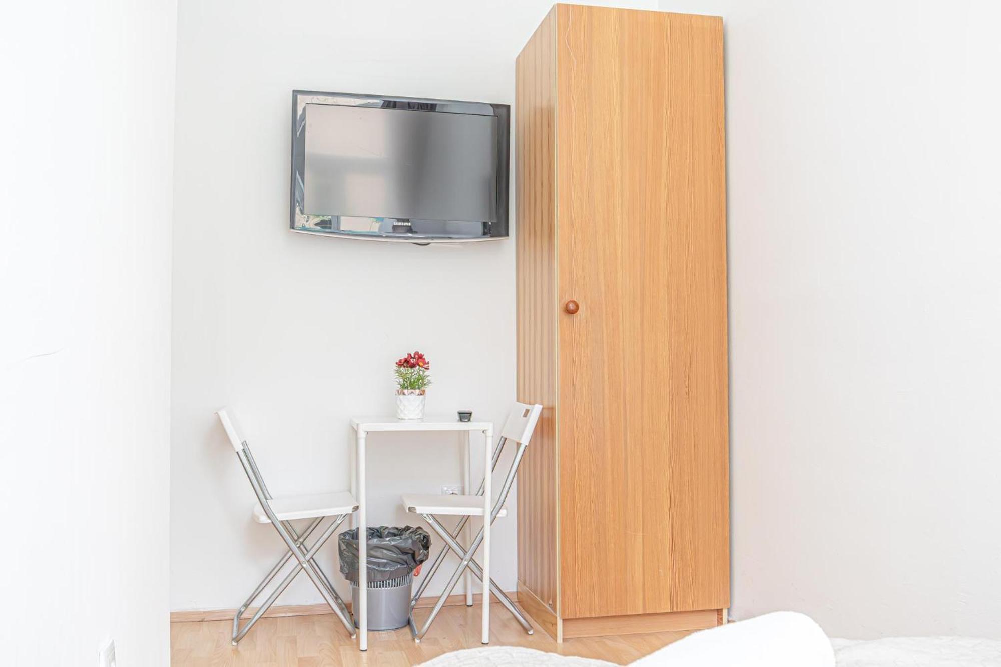 Lovely Shared 6br With Garden Near Danube & Millenium *