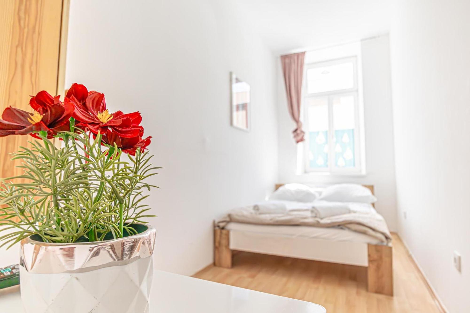 Lovely Shared 6br With Garden Near Danube & Millenium *